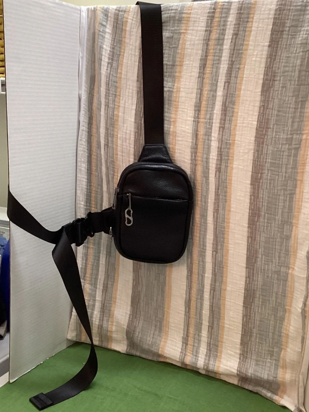 Concept Global leather travel sling bag.
RFID blocking. Anti-theft zipper locks - Picture 4 of 7